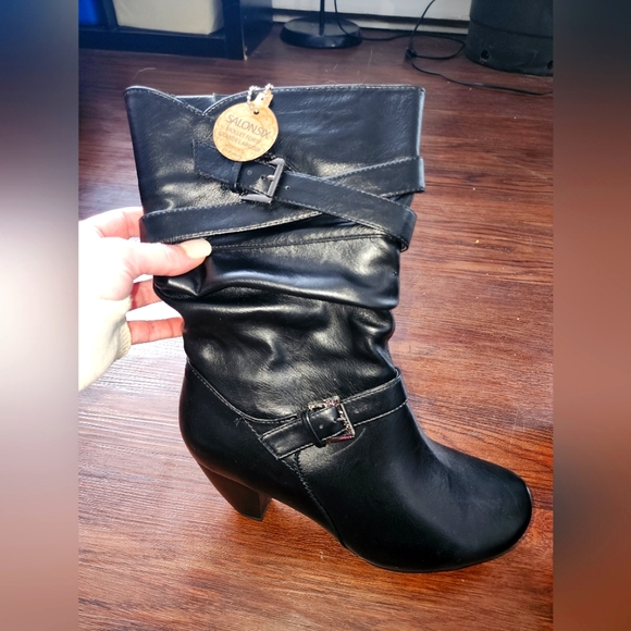 Salon Six Boots - Picture 1 of 3